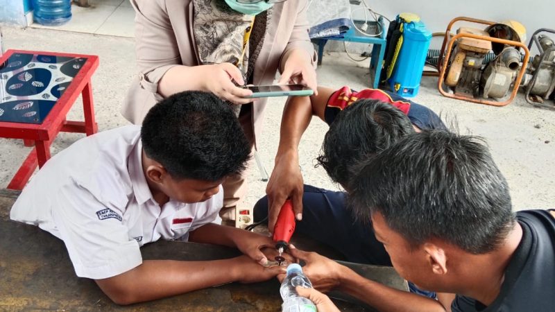 Damkar Belitung membantu melepas Cincin seorang siswa SMP