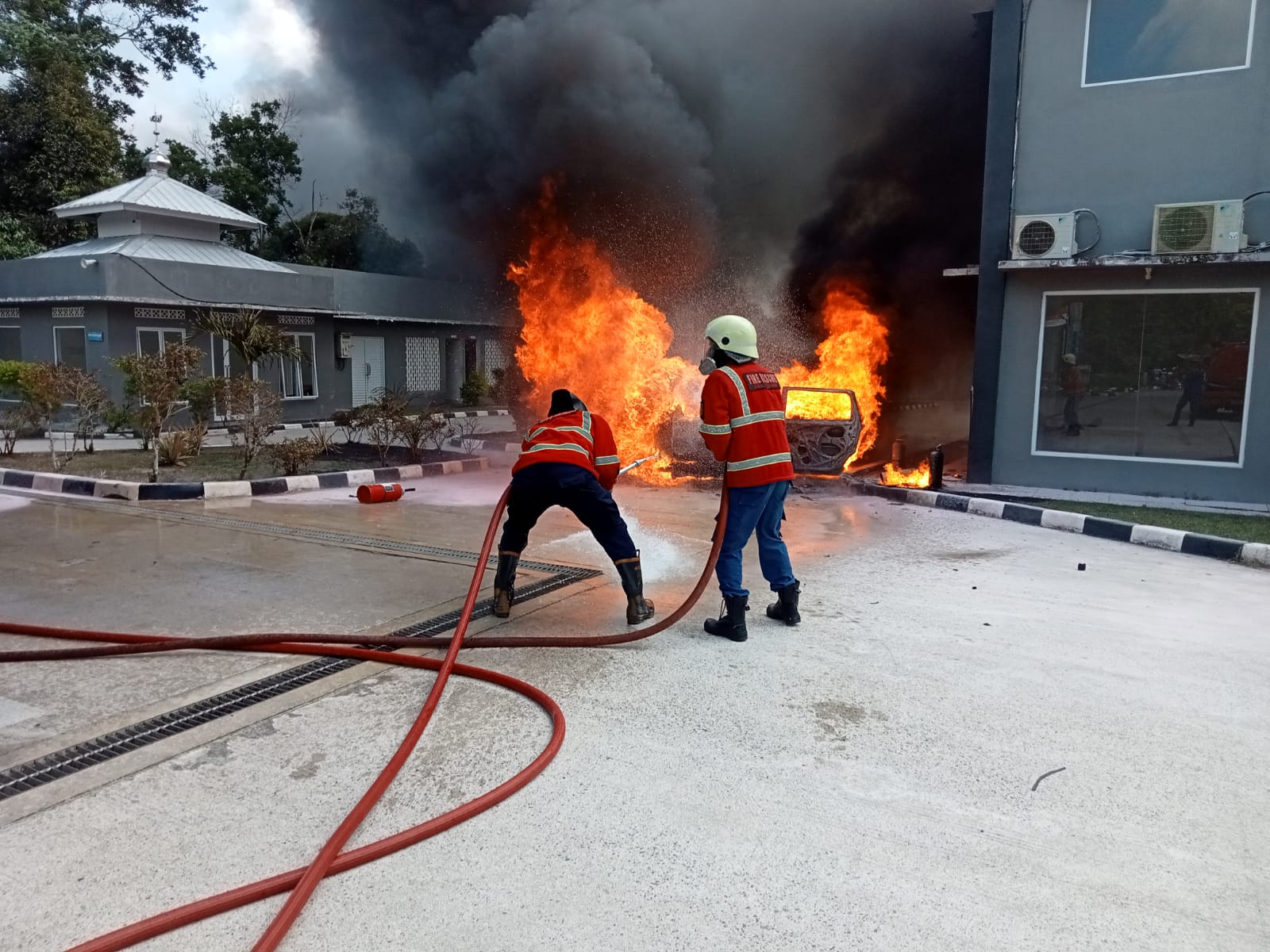 Satu Unit Mobil Hangus terbakar di SPBU Perawas