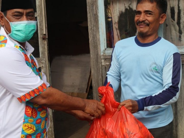 Bupati Serahkan Bantuan Sembako Pada Masyarakat Kelurahan Pangkal Lalang