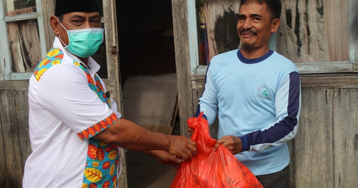 Bupati Serahkan Bantuan Sembako Pada Masyarakat Kelurahan Pangkal Lalang