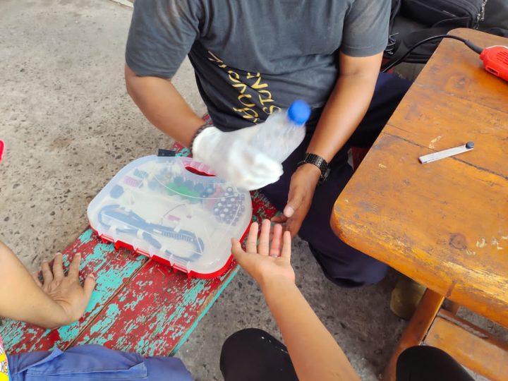 Petugas Damkar BPBD Belitung bantu lepas cincin seorang remaja