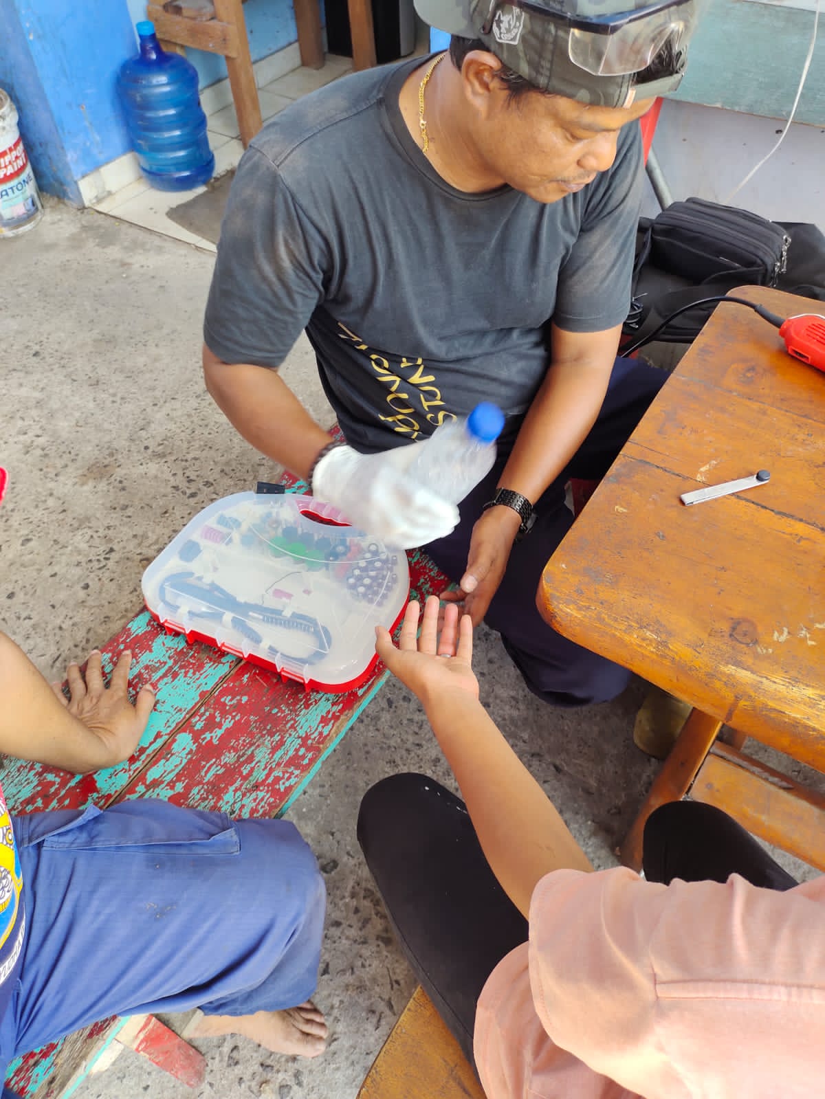 Petugas Damkar BPBD Belitung bantu lepas cincin seorang remaja