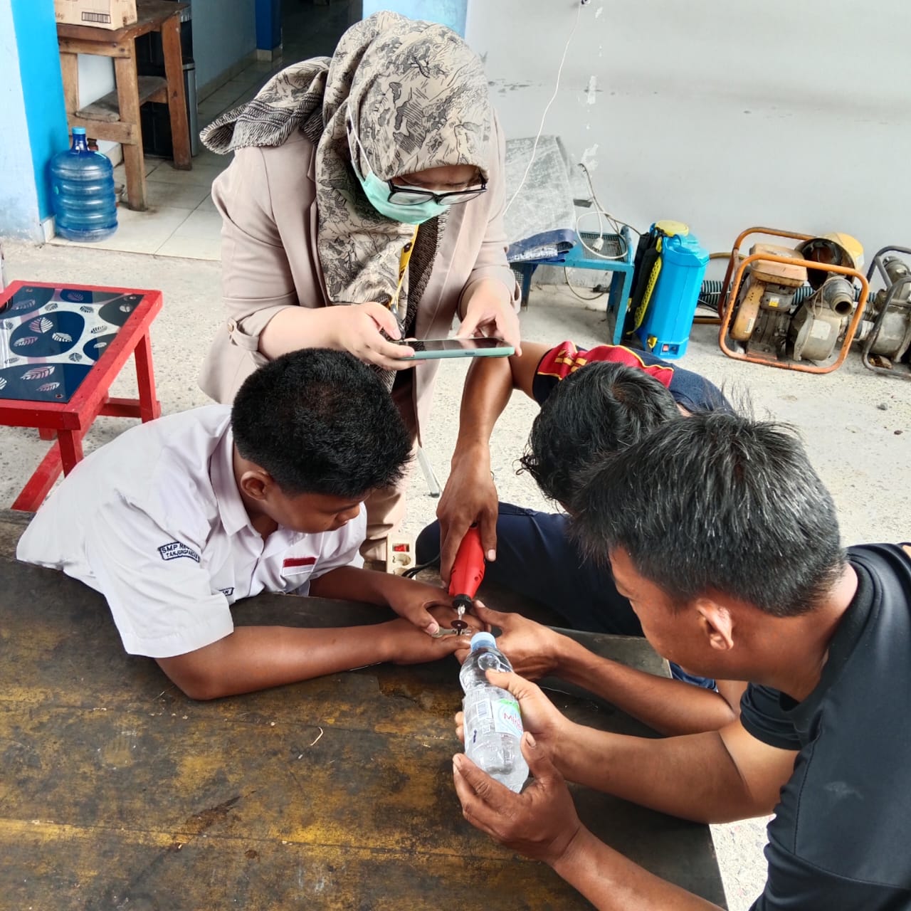 Damkar Belitung membantu melepas Cincin seorang siswa SMP
